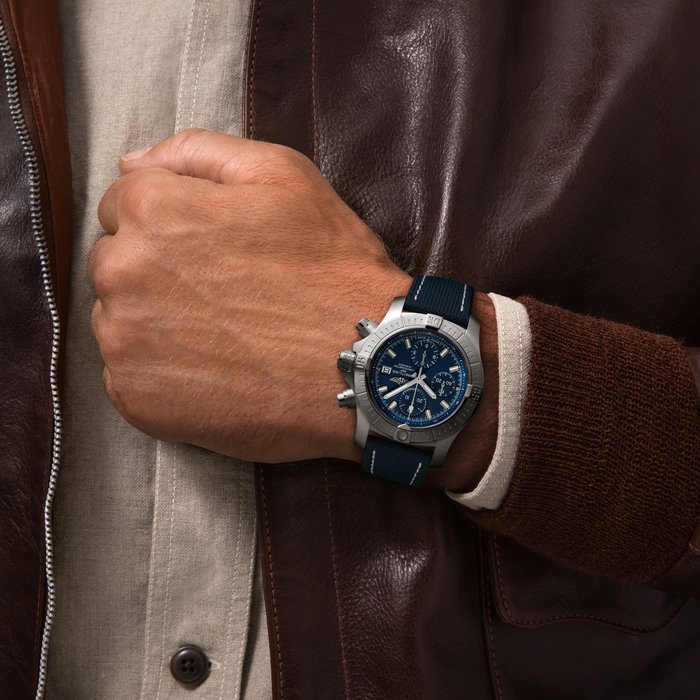 Breitling Avenger Chronograph 43 Edelstahlblau A13385101C1x1-4